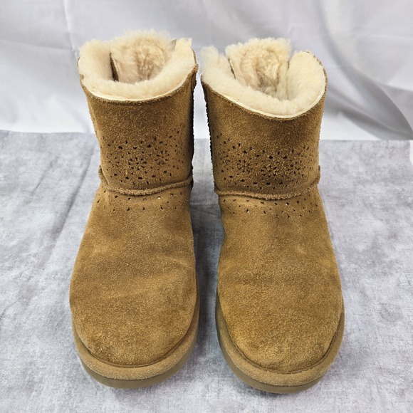 UGG CLASSIC MINI DAE SUNSHINE PERFORATED CHESTNUT BOW BOOT US 5 Womens Girls - Picture 3 of 7